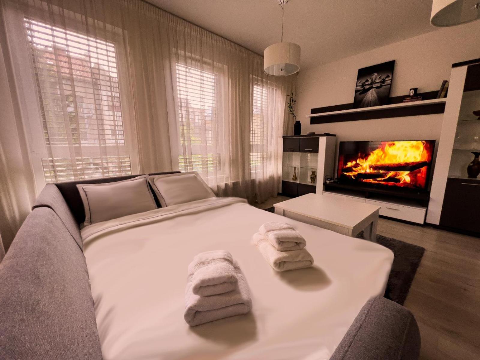 Elegant Escape Apartment II - City Centre Братислава Екстериор снимка